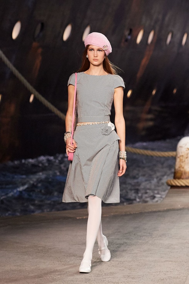 كارل لاغرفلد ينقلنا إلى علم البحارة في مجموعة شانيل كروز 2019