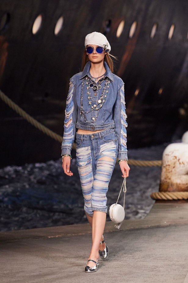 كارل لاغرفلد ينقلنا إلى علم البحارة في مجموعة شانيل كروز 2019