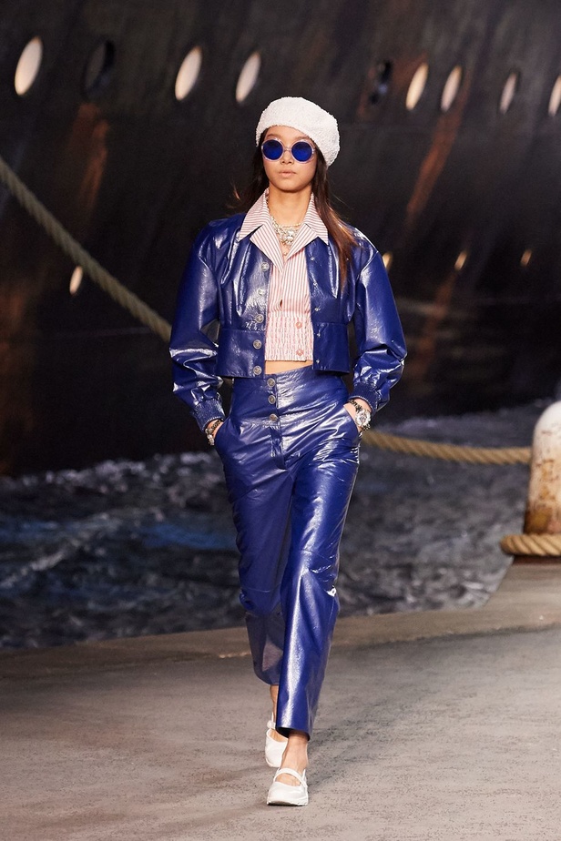 كارل لاغرفلد ينقلنا إلى علم البحارة في مجموعة شانيل كروز 2019