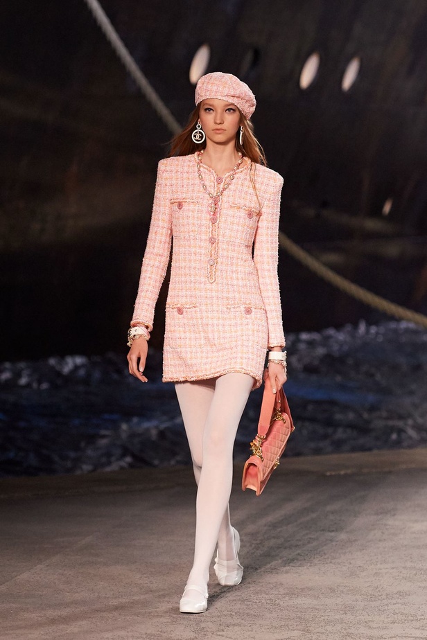 كارل لاغرفلد ينقلنا إلى علم البحارة في مجموعة شانيل كروز 2019