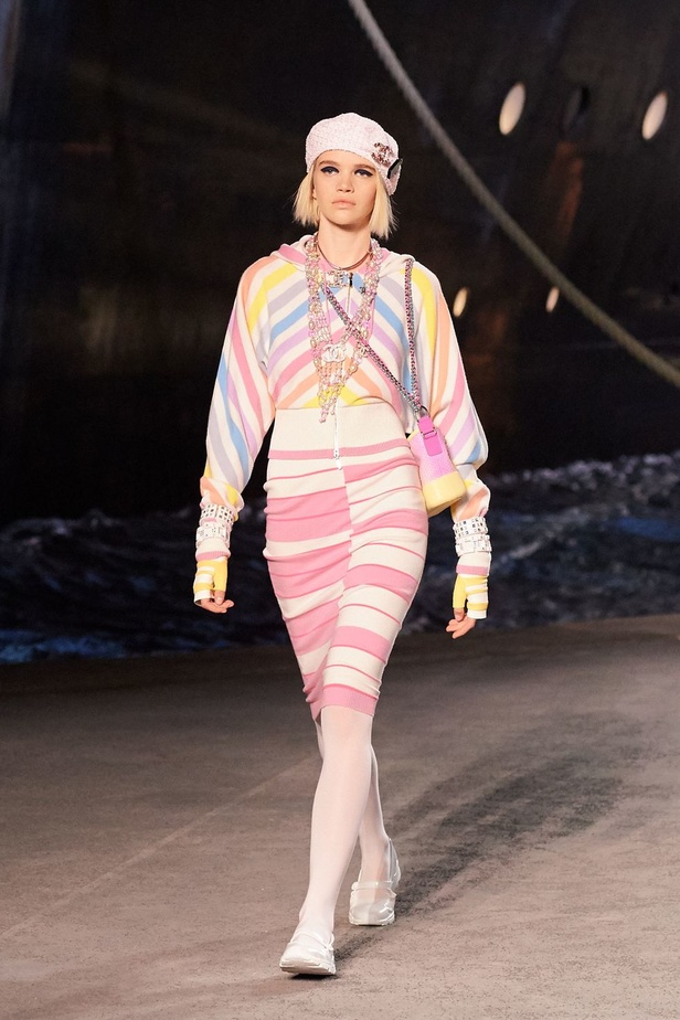 كارل لاغرفلد ينقلنا إلى علم البحارة في مجموعة شانيل كروز 2019