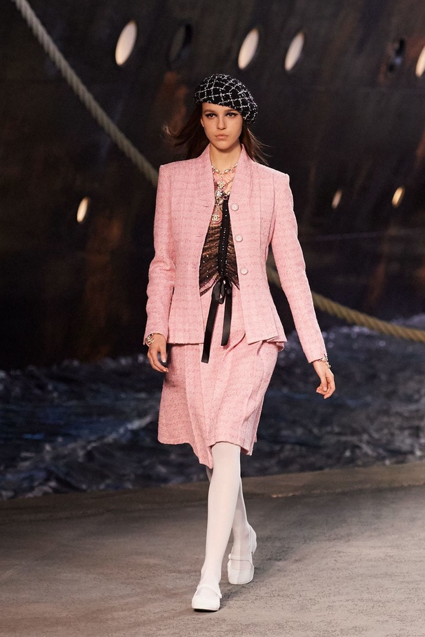 كارل لاغرفلد ينقلنا إلى علم البحارة في مجموعة شانيل كروز 2019