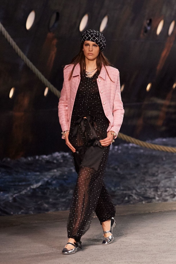 كارل لاغرفلد ينقلنا إلى علم البحارة في مجموعة شانيل كروز 2019