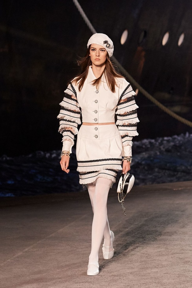 كارل لاغرفلد ينقلنا إلى علم البحارة في مجموعة شانيل كروز 2019