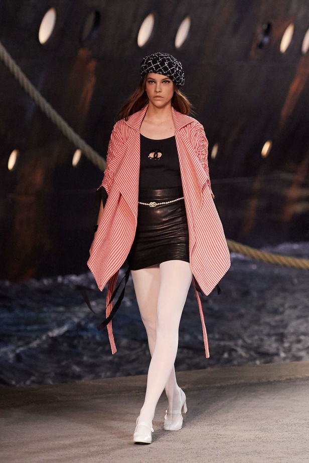 كارل لاغرفلد ينقلنا إلى علم البحارة في مجموعة شانيل كروز 2019