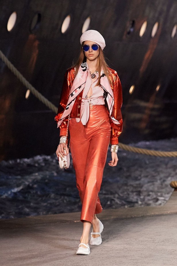 كارل لاغرفلد ينقلنا إلى علم البحارة في مجموعة شانيل كروز 2019