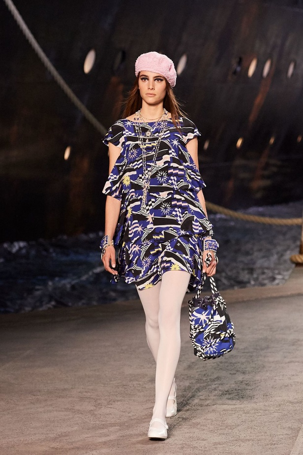 كارل لاغرفلد ينقلنا إلى علم البحارة في مجموعة شانيل كروز 2019