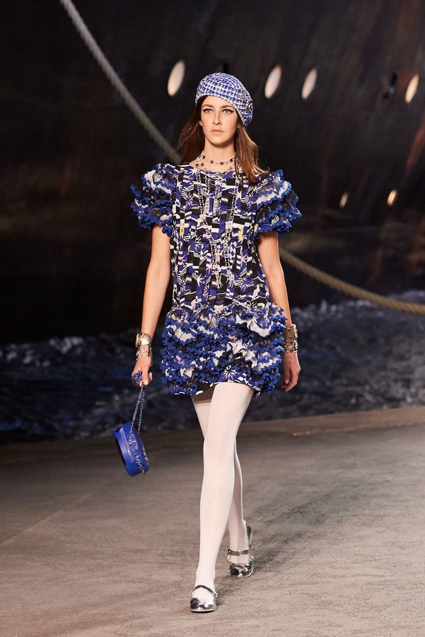 كارل لاغرفلد ينقلنا إلى علم البحارة في مجموعة شانيل كروز 2019