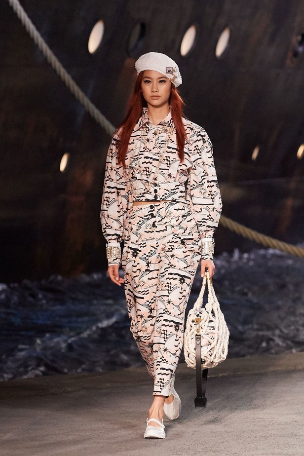 كارل لاغرفلد ينقلنا إلى علم البحارة في مجموعة شانيل كروز 2019