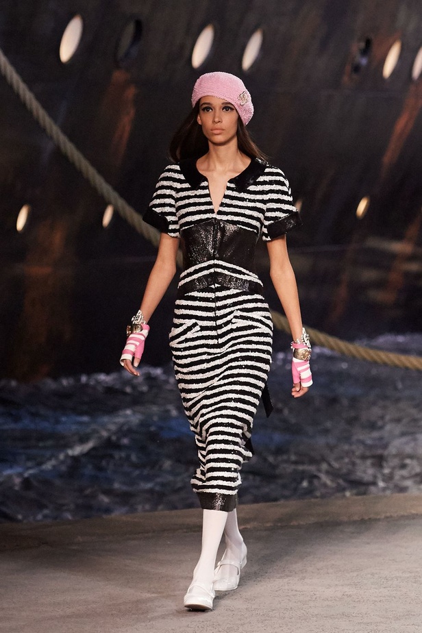 كارل لاغرفلد ينقلنا إلى علم البحارة في مجموعة شانيل كروز 2019