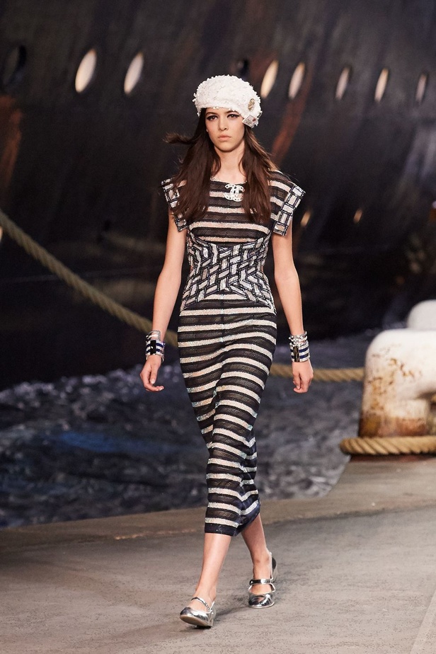 كارل لاغرفلد ينقلنا إلى علم البحارة في مجموعة شانيل كروز 2019