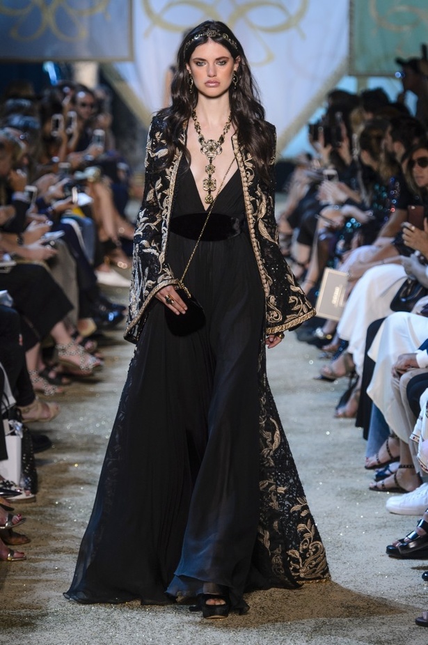 مجموعة ايلي صعب الملكية ضمن أسبوع الموضة في باريس 