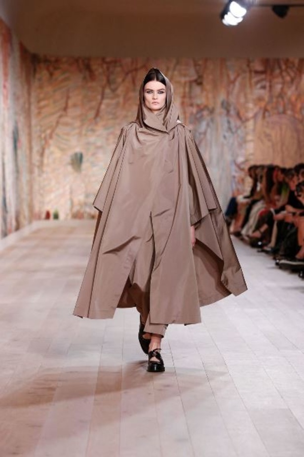 عرض أزياء ديور Dior للتصاميم الراقية لموسم خريف وشتاء 2021-2022
