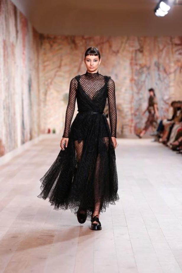 عرض أزياء ديور Dior للتصاميم الراقية لموسم خريف وشتاء 2021-2022