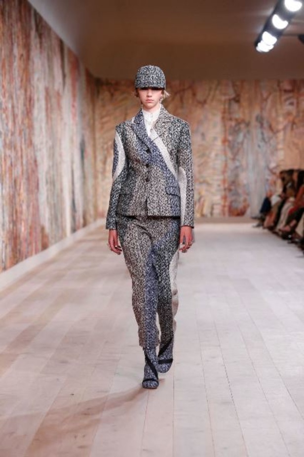 عرض أزياء ديور Dior للتصاميم الراقية لموسم خريف وشتاء 2021-2022