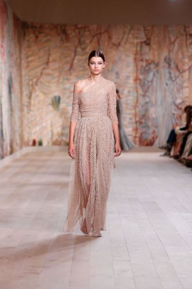 عرض أزياء ديور Dior للتصاميم الراقية لموسم خريف وشتاء 2021-2022