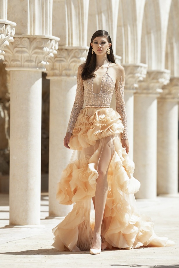 عرض أزياء مجموعة جورج حبيقة للهوت كوتور لخريف 2021 في باريس