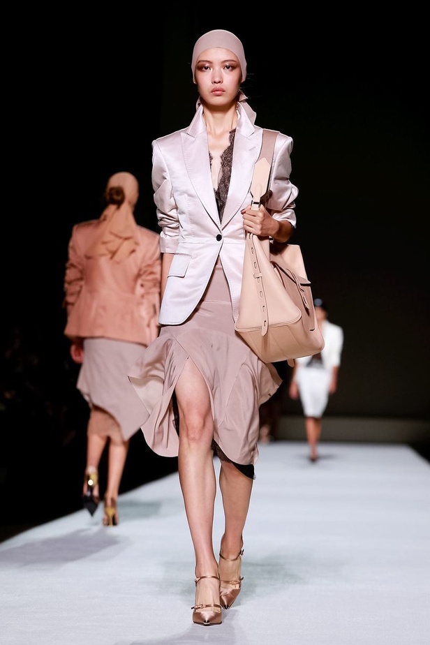 توم فورد يفتتح أسبوع الموضة النيويوركي بعرض كلاسيكي فاخر