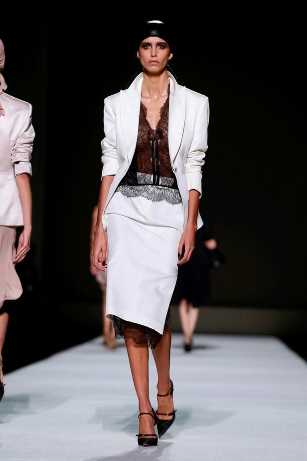 توم فورد يفتتح أسبوع الموضة النيويوركي بعرض كلاسيكي فاخر