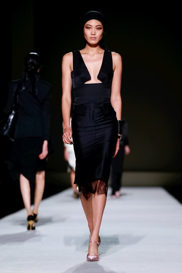 توم فورد يفتتح أسبوع الموضة النيويوركي بعرض كلاسيكي فاخر