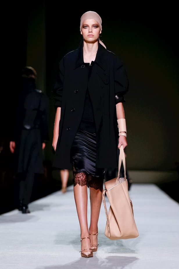 توم فورد يفتتح أسبوع الموضة النيويوركي بعرض كلاسيكي فاخر