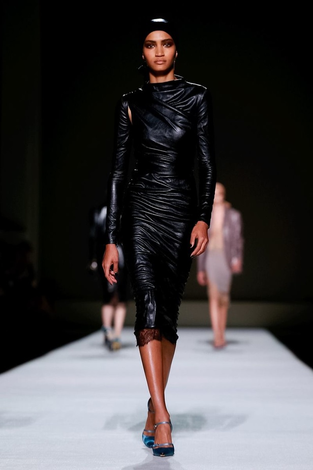 توم فورد يفتتح أسبوع الموضة النيويوركي بعرض كلاسيكي فاخر