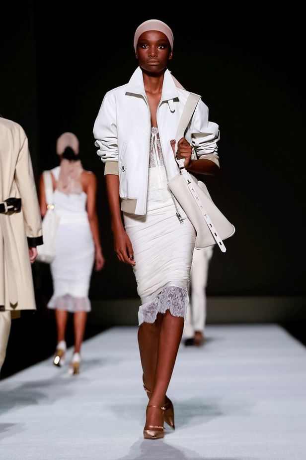 توم فورد يفتتح أسبوع الموضة النيويوركي بعرض كلاسيكي فاخر