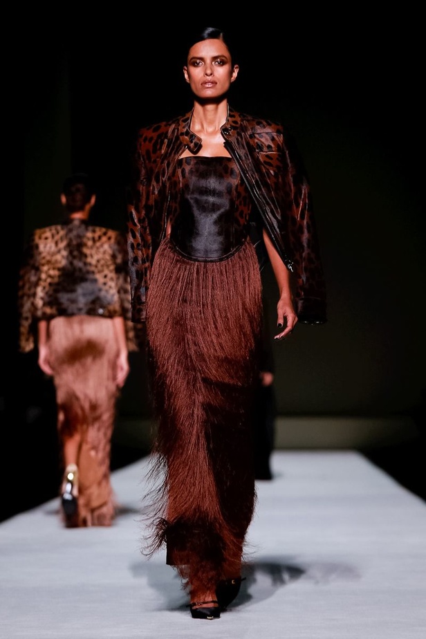 توم فورد يفتتح أسبوع الموضة النيويوركي بعرض كلاسيكي فاخر