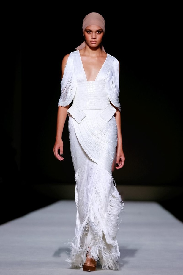 توم فورد يفتتح أسبوع الموضة النيويوركي بعرض كلاسيكي فاخر