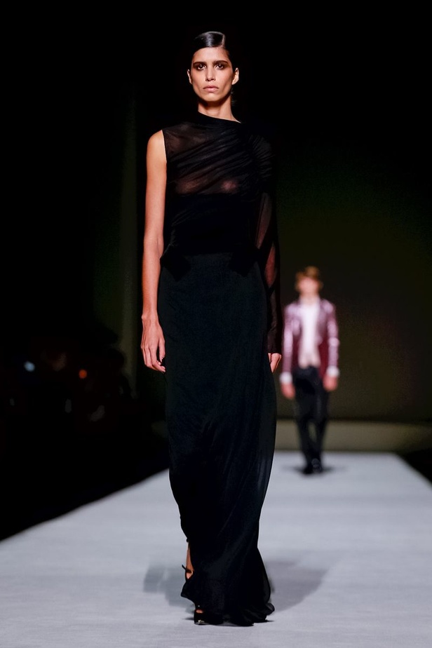 توم فورد يفتتح أسبوع الموضة النيويوركي بعرض كلاسيكي فاخر