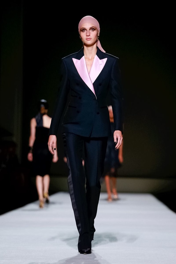 توم فورد يفتتح أسبوع الموضة النيويوركي بعرض كلاسيكي فاخر