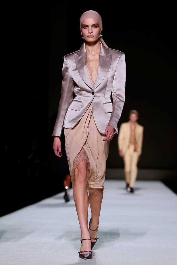 توم فورد يفتتح أسبوع الموضة النيويوركي بعرض كلاسيكي فاخر