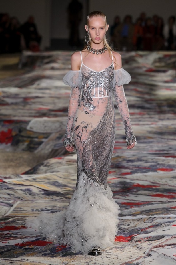 مجموعة “الكسندر مكوين” لموسم ربيع وصيف 2017