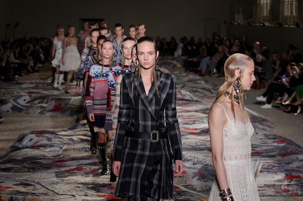 مجموعة “الكسندر مكوين” لموسم ربيع وصيف 2017