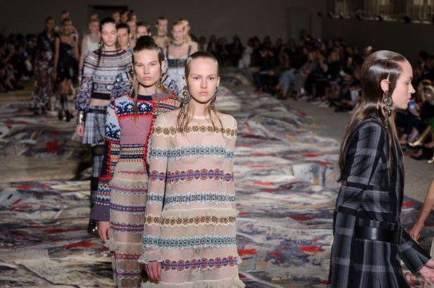 مجموعة “الكسندر مكوين” لموسم ربيع وصيف 2017