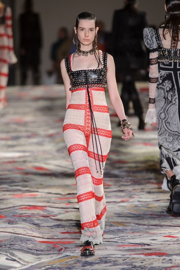 مجموعة “الكسندر مكوين” لموسم ربيع وصيف 2017