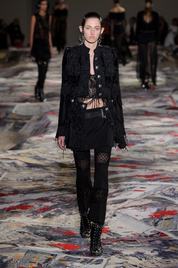 مجموعة “الكسندر مكوين” لموسم ربيع وصيف 2017