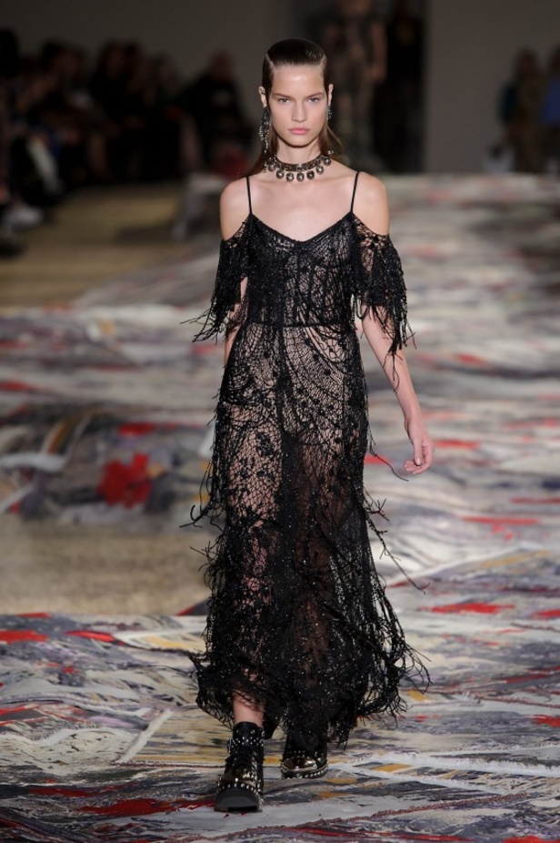 مجموعة “الكسندر مكوين” لموسم ربيع وصيف 2017