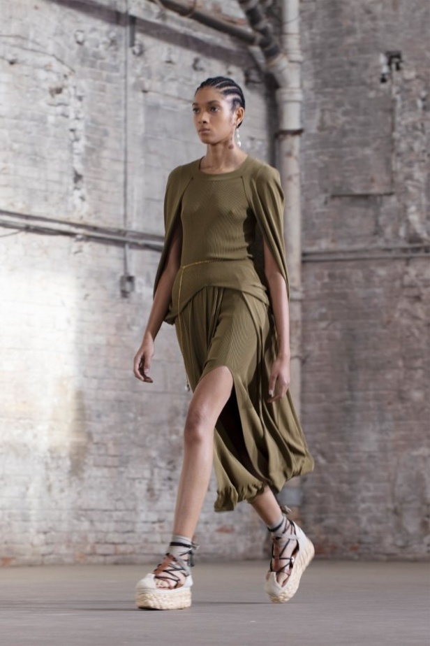 عرض ازياء التوزارا ALTUZARRA لربيع وصيف 2021 من أسبوع الموضة في باريس