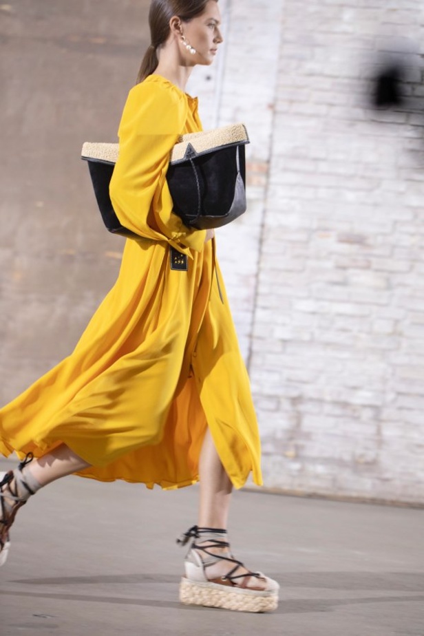 عرض ازياء التوزارا ALTUZARRA لربيع وصيف 2021 من أسبوع الموضة في باريس