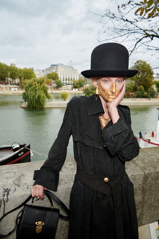 عرض ازياء مجموعة Schiapparelli لربيع وصيف 2021 من أسبوع الموضة في باريس