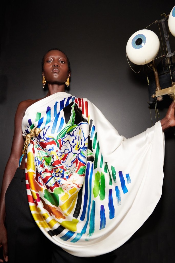 عرض ازياء مجموعة Schiapparelli لربيع وصيف 2021 من أسبوع الموضة في باريس