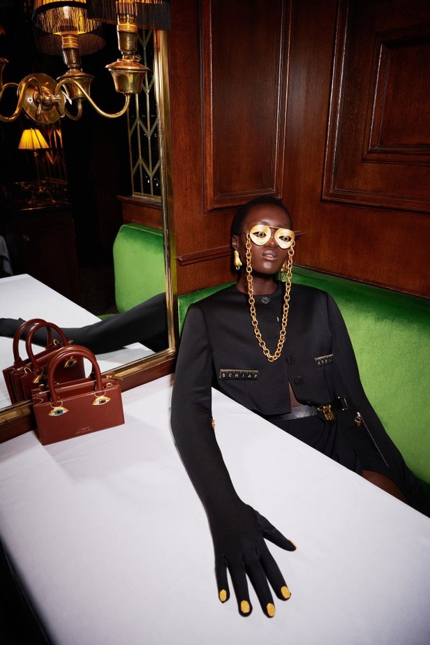 عرض ازياء مجموعة Schiapparelli لربيع وصيف 2021 من أسبوع الموضة في باريس