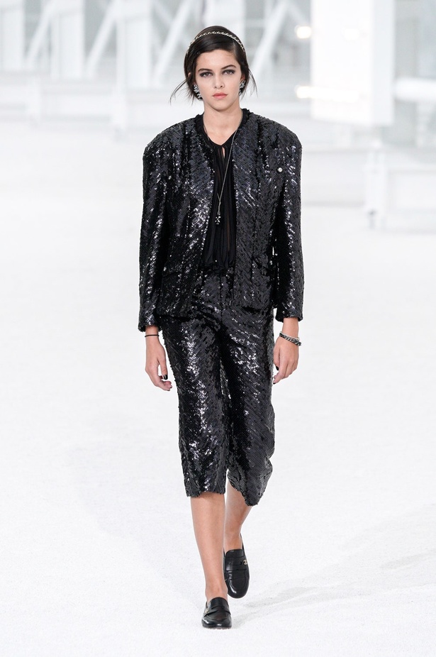 عرض ازياء مجموعة شانيل Chanel لربيع 2021 يحيي موضة التويد والاقمشة الفاخرة