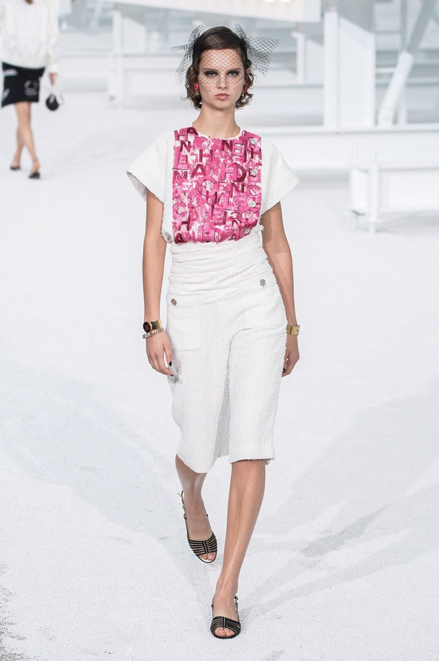 عرض ازياء مجموعة شانيل Chanel لربيع 2021 يحيي موضة التويد والاقمشة الفاخرة