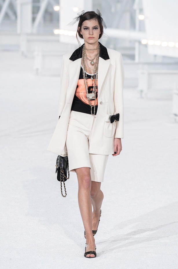 عرض ازياء مجموعة شانيل Chanel لربيع 2021 يحيي موضة التويد والاقمشة الفاخرة