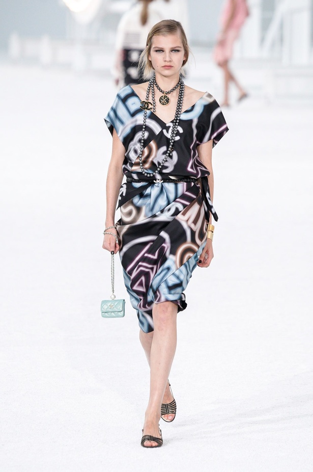 عرض ازياء مجموعة شانيل Chanel لربيع 2021 يحيي موضة التويد والاقمشة الفاخرة