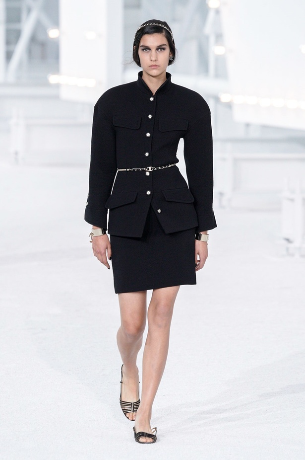 عرض ازياء مجموعة شانيل Chanel لربيع 2021 يحيي موضة التويد والاقمشة الفاخرة