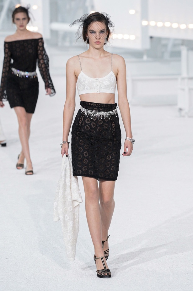 عرض ازياء مجموعة شانيل Chanel لربيع 2021 يحيي موضة التويد والاقمشة الفاخرة