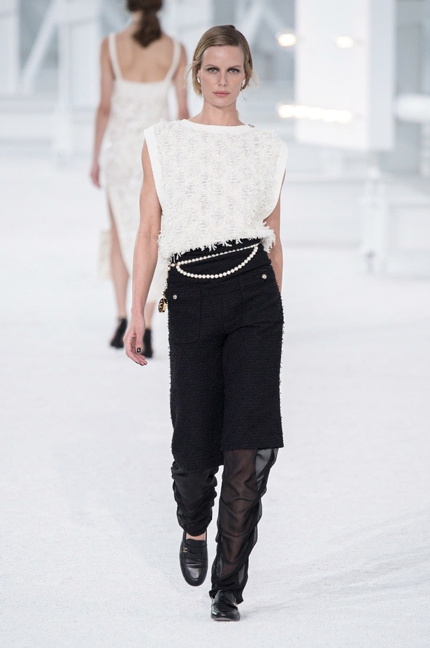 عرض ازياء مجموعة شانيل Chanel لربيع 2021 يحيي موضة التويد والاقمشة الفاخرة